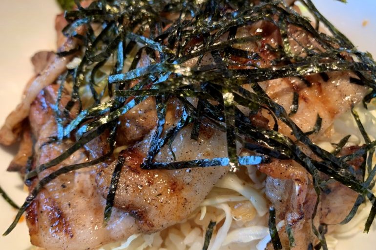 熱川バーベキュー・junjunの刻み海苔をのせた焼き肉料理