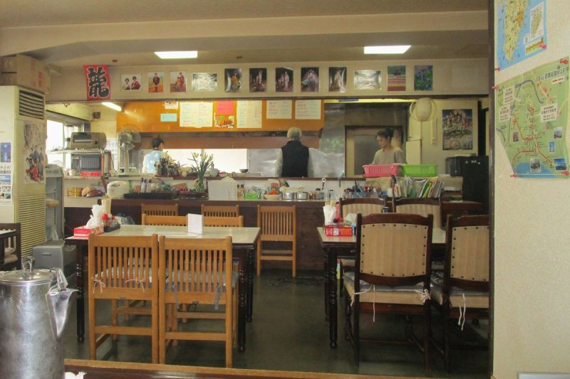 だるま食堂の店内