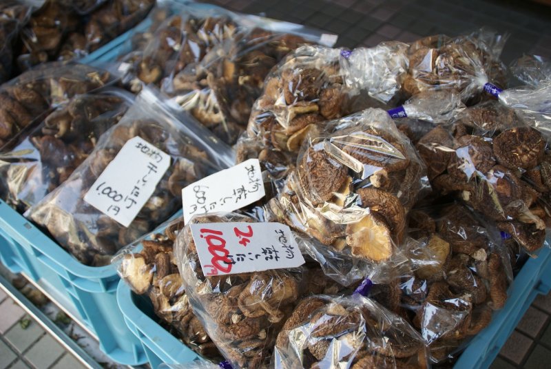うめや土産店の干ししいたけ