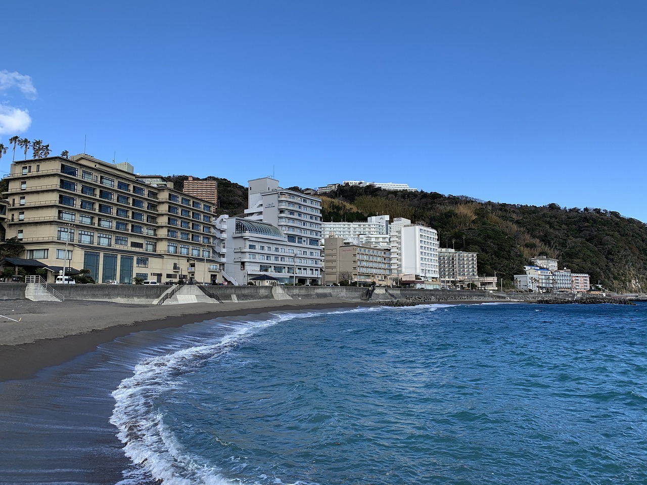熱川YOU湯ビーチと海沿いに並ぶホテル