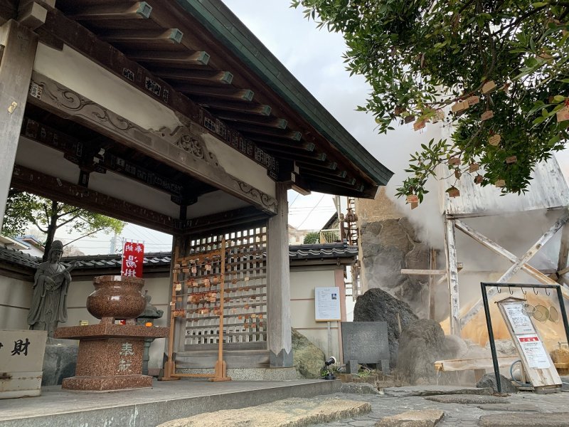 お湯かけ弁財天のお堂