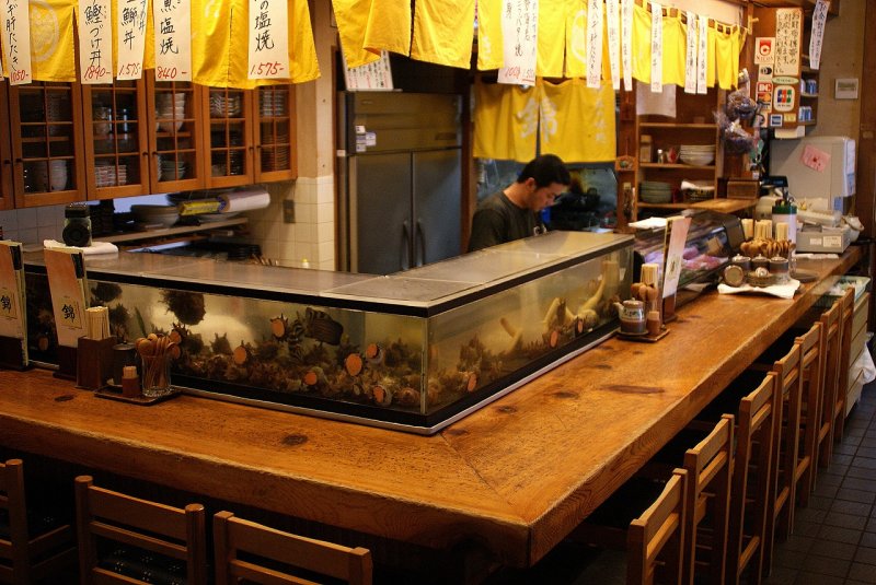 伊豆の味処 錦のカウンターと生けす