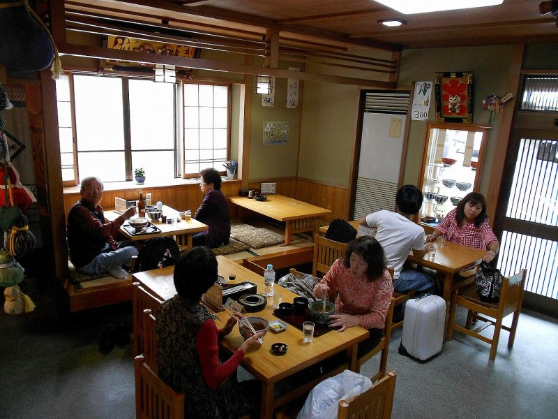 そば処 ますみの店内