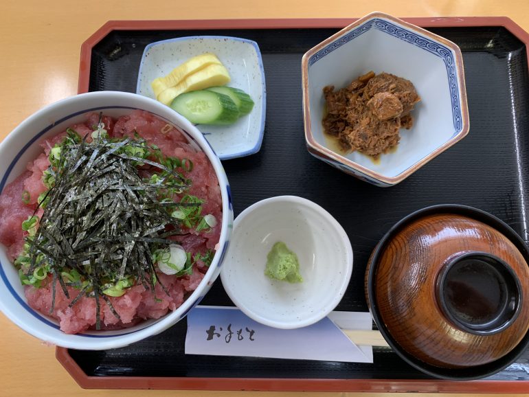 食事処 うめやのマグロ丼の定食