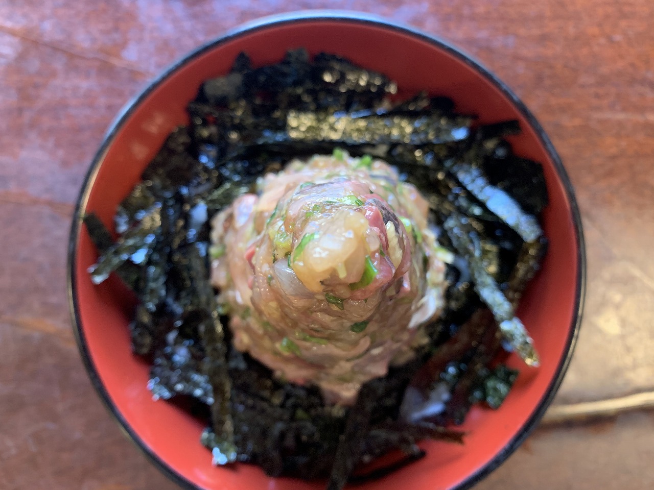 海苔をのせた山盛りの丼