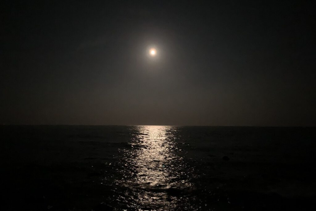 熱川YOU湯ビーチの月夜の海
