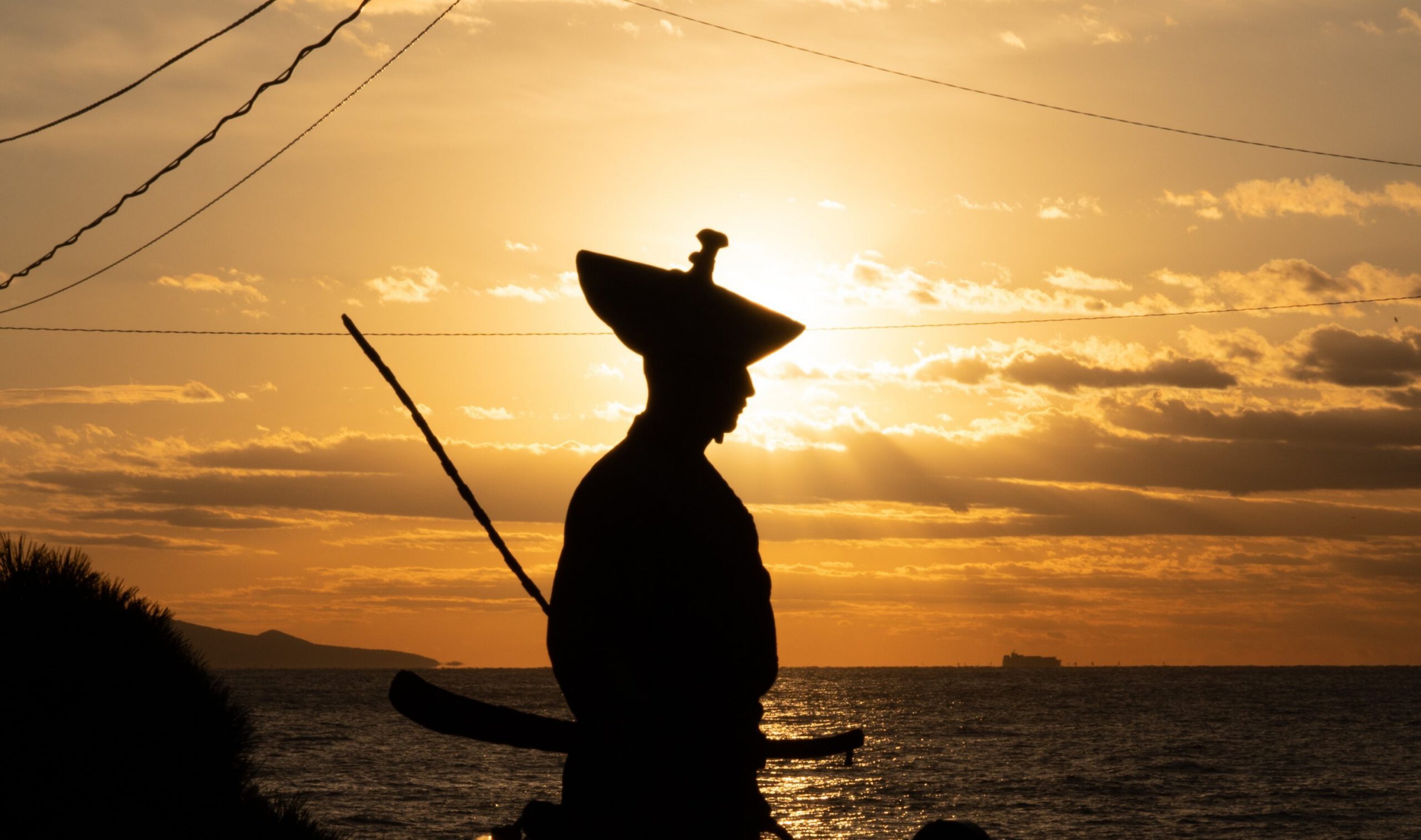 夕日を背にした太田道灌像のシルエット