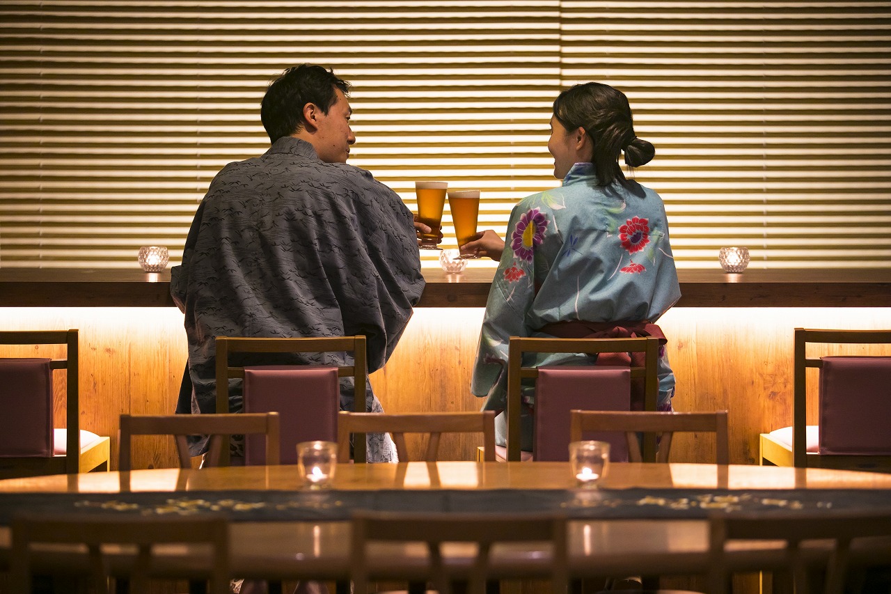 ふたりの湯宿 湯花満開 ロビーカウンタでクラフトビールをどうぞ。