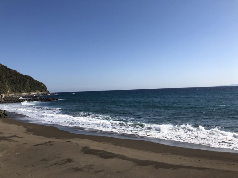 熱川YOU湯ビーチの砂浜と海