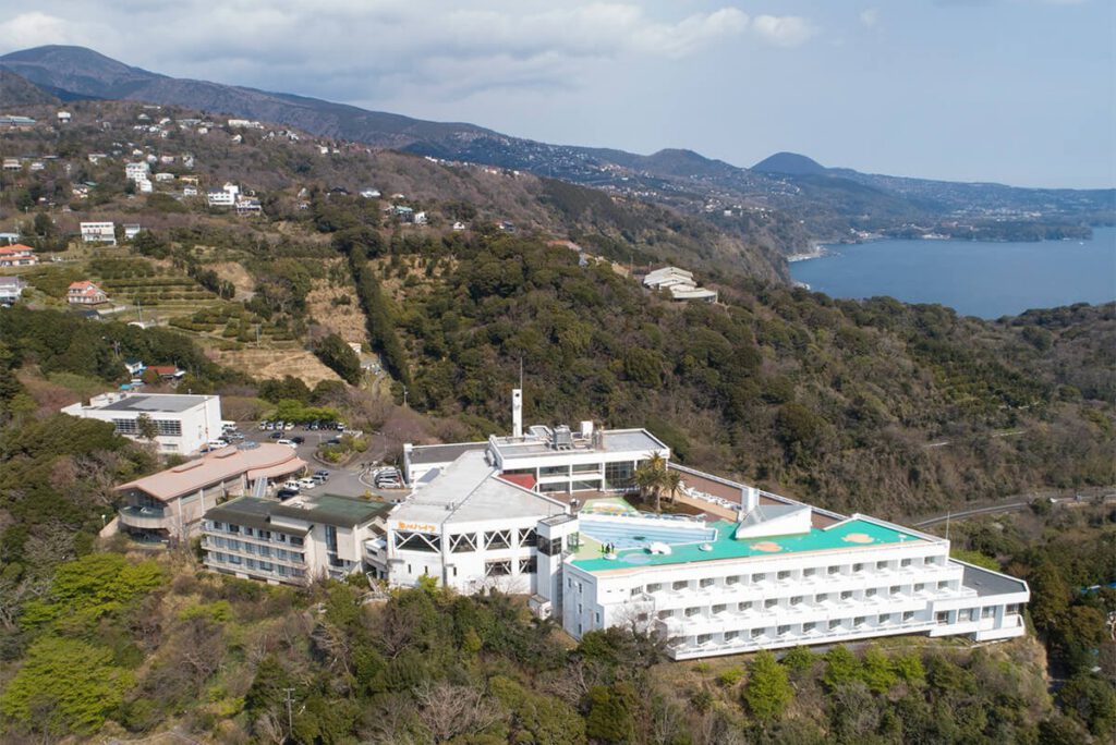 熱川ハイツの建物と熱川温泉の景色