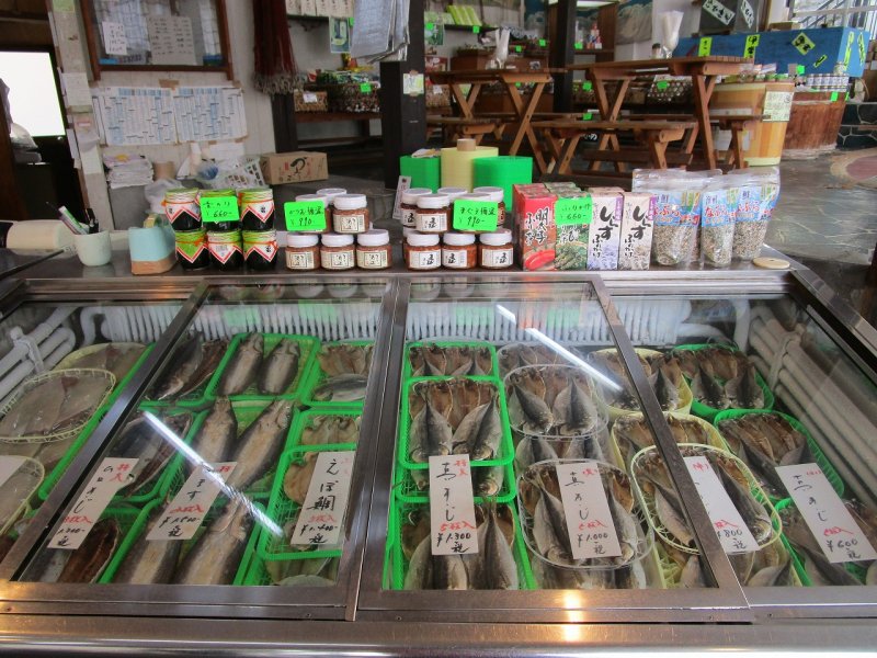 いでゆ干物店の干物と瓶詰めの売り場
